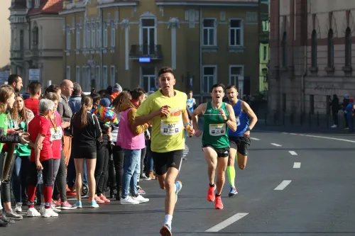 People running a marathon