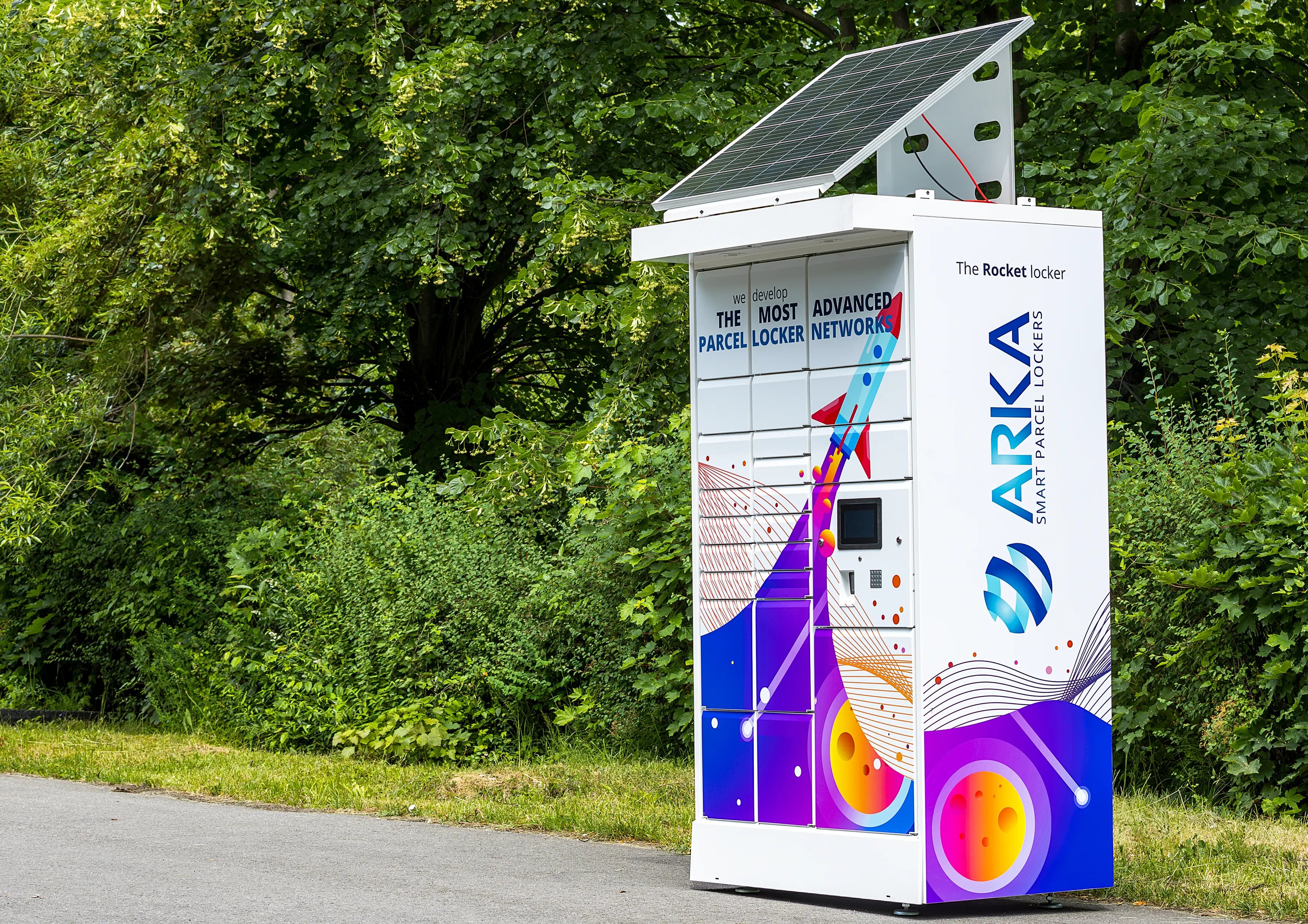 Solar-Powered Parcel Locker | Autonomous Battery Locker