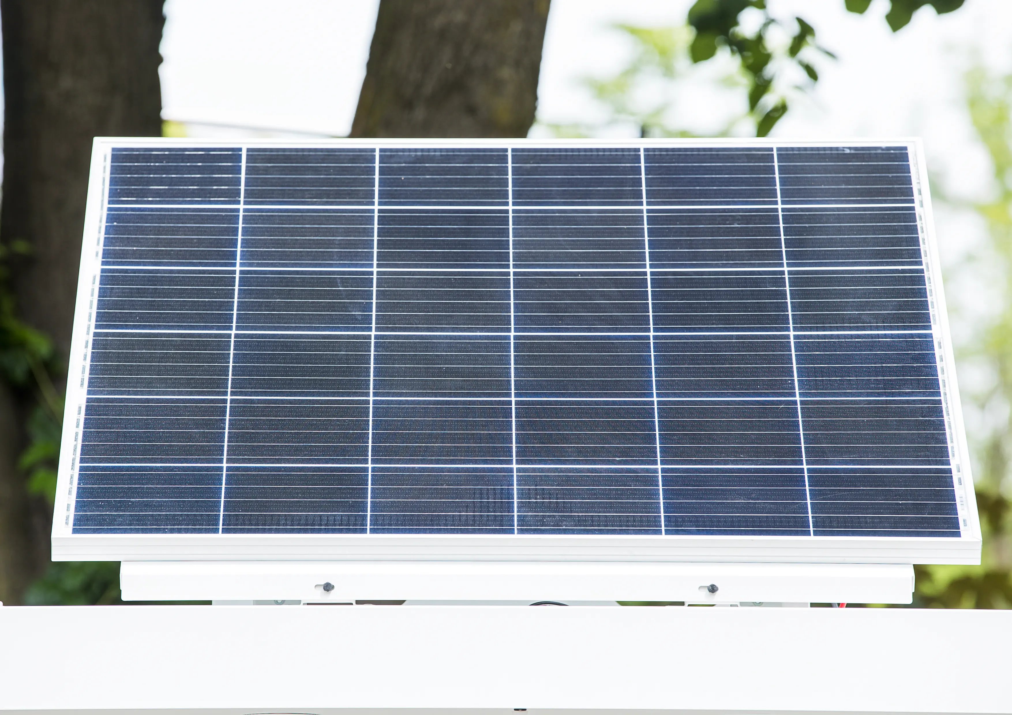 Solar-Powered Parcel Locker | Autonomous Battery Locker